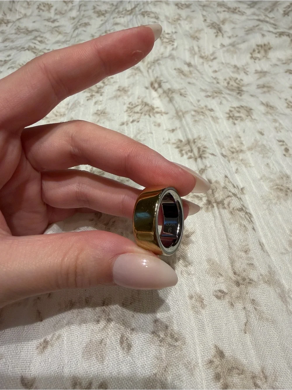 Oura ring gen 4 gold size 6